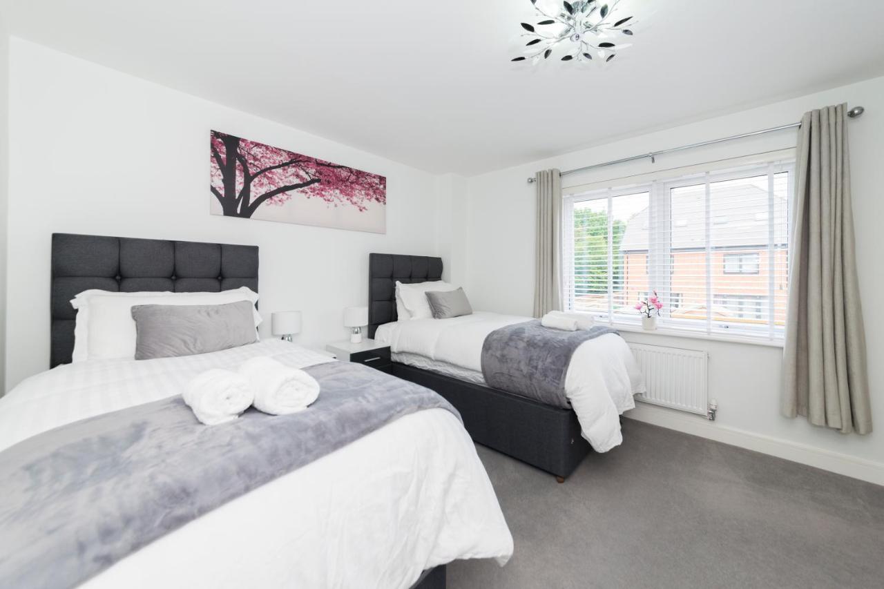 Greenfield Modern 3Br Home - Southcote Lane , Редінг Екстер'єр фото