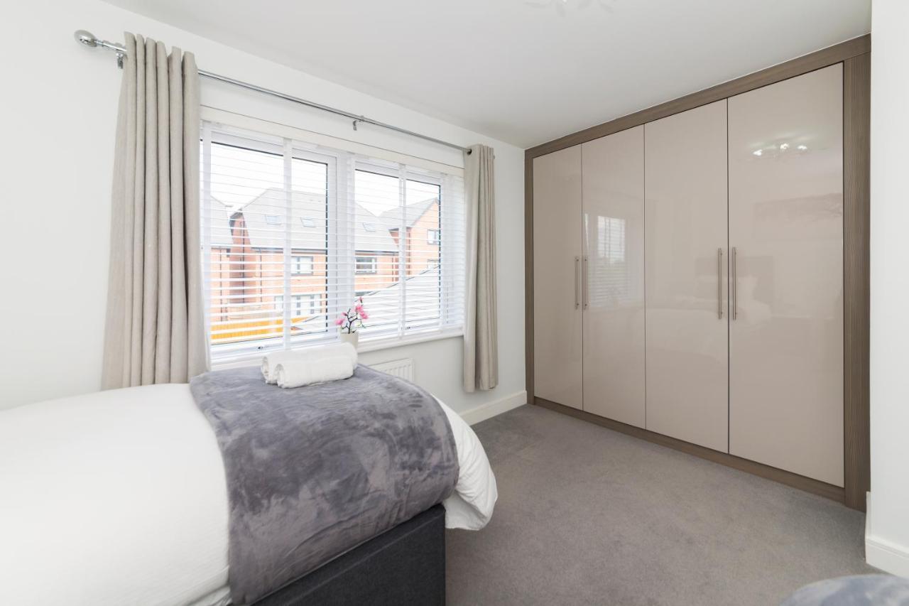 Greenfield Modern 3Br Home - Southcote Lane , Редінг Екстер'єр фото