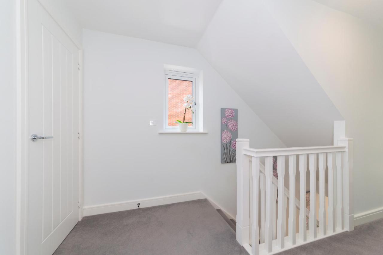 Greenfield Modern 3Br Home - Southcote Lane , Редінг Екстер'єр фото