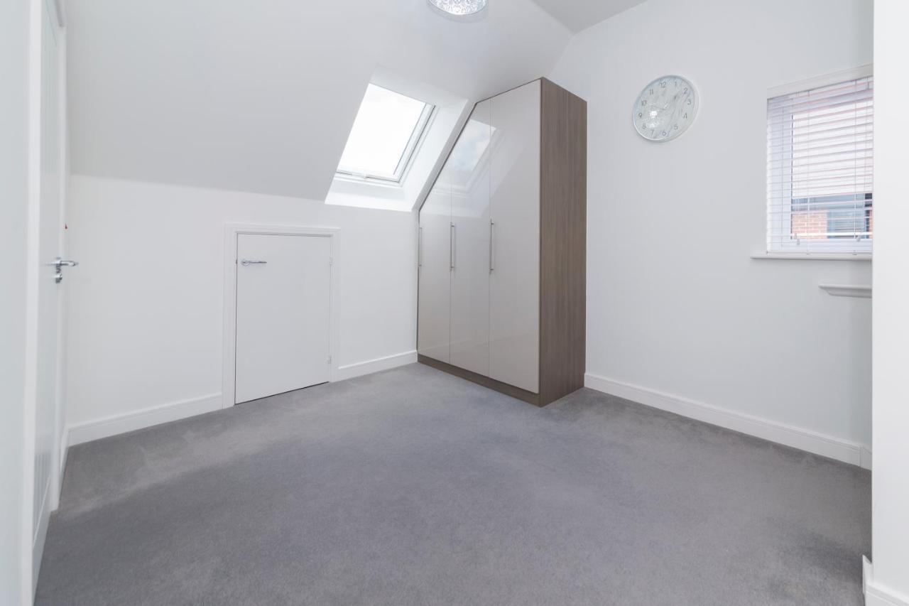 Greenfield Modern 3Br Home - Southcote Lane , Редінг Екстер'єр фото