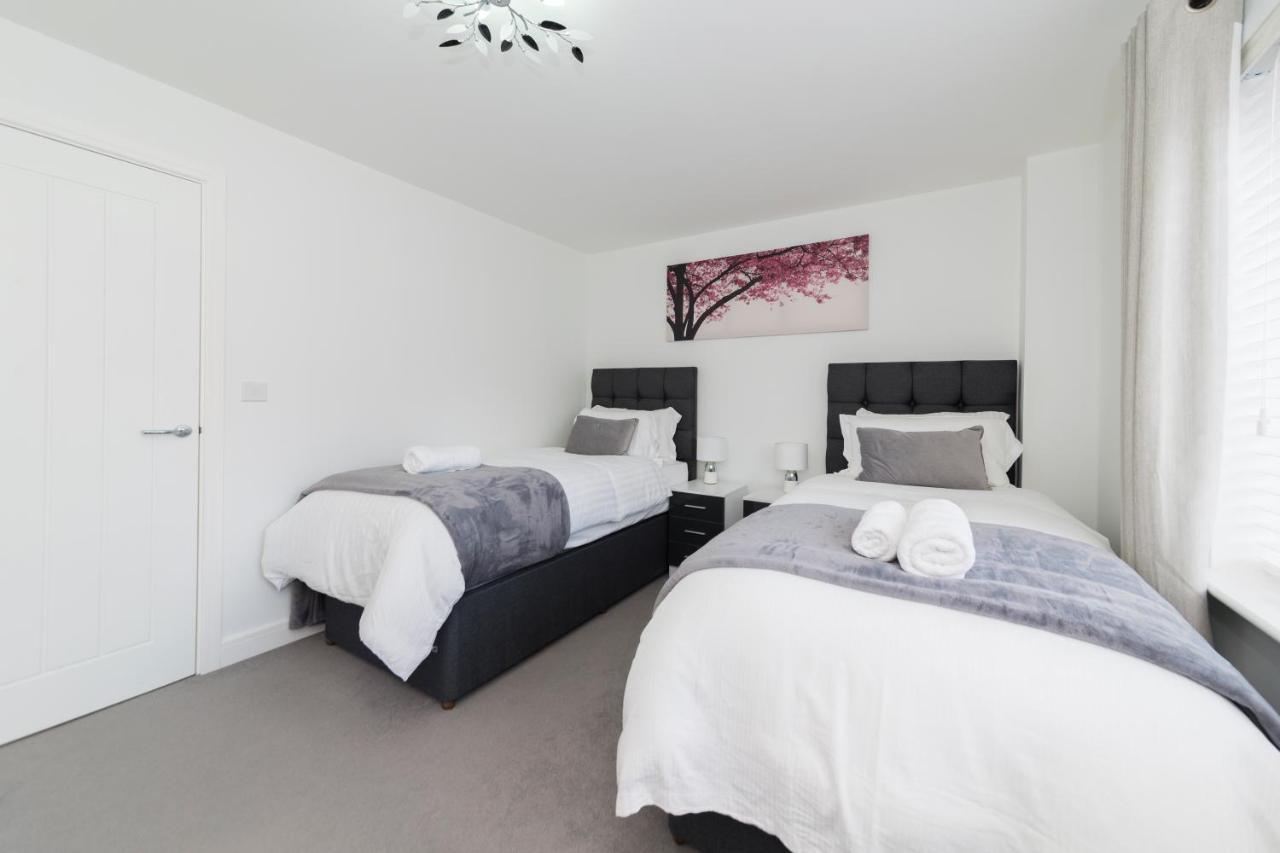Greenfield Modern 3Br Home - Southcote Lane , Редінг Екстер'єр фото